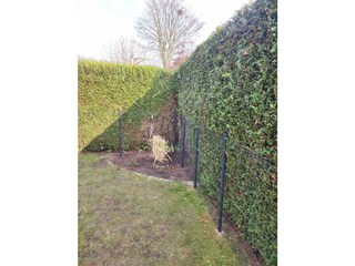 kleiner, eingezäunter Garten mit Terrasse