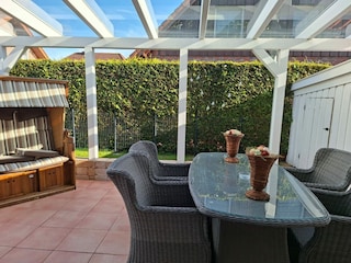 Überdachte Terrasse mit Strandkorb