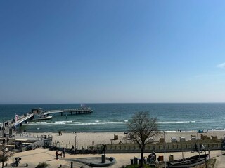 Genießen Sie einen traumhaften Blick auf den Strand und die neue Seebrücke.