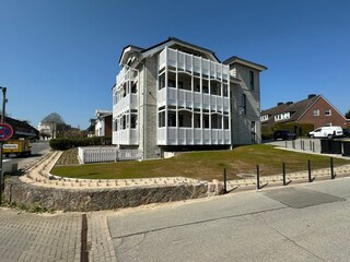 Entdecken Sie dieses moderne Gebäude mit stilvollen Balkonen für unvergessliche Momente.