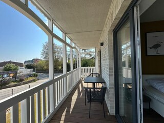 Genießen Sie entspannte Stunden auf diesem einladenden Balkon.