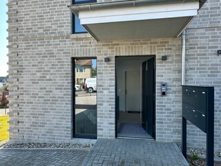 Entdecken Sie den einladenden Eingangsbereich dieses modernen Neubaus!