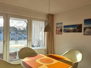 Essbereich mit Zugang zum Balkon