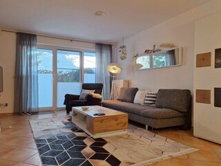 Wohnbereich mit Zugang zur Terrasse und kleinem Garten