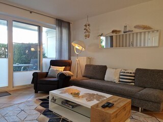 Wohnbereich mit Zugang zur Terrasse und kleinem Garten