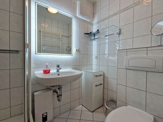 Bad mit Dusche und WC