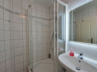 Bad mit Dusche und WC