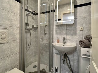 Bad mit Dusche, WC und Waschmaschine