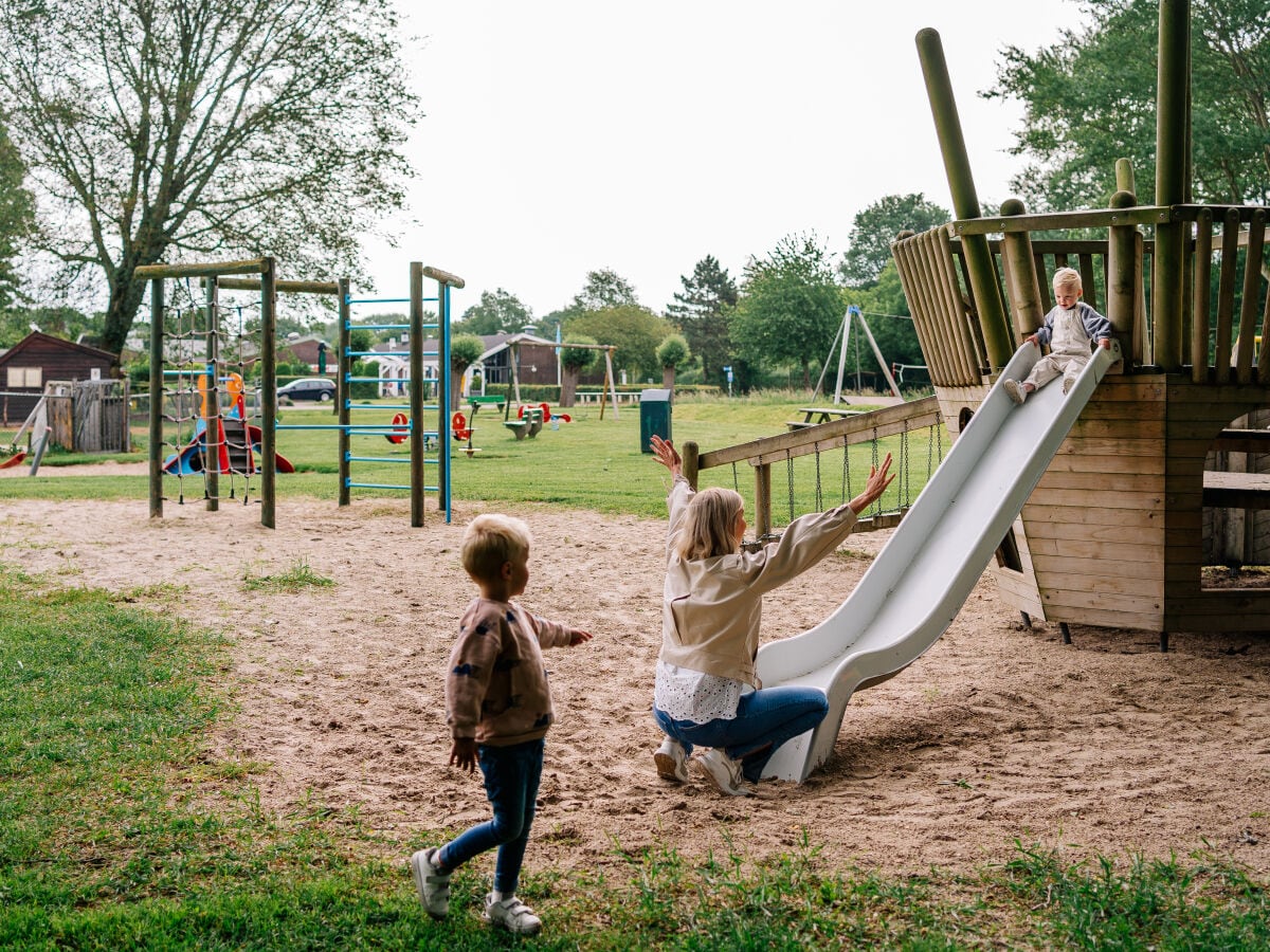 Großer spielplatz mit Piraten-Kletterschiff