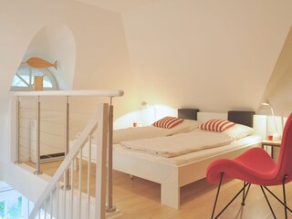 Behagliches Doppelbett-Schlafzimmer