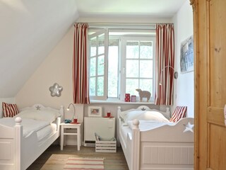Schönes Einzelbett-Schlafzimmer