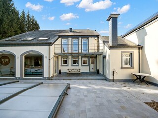 Cottage Manhay Outdoor Recording 2