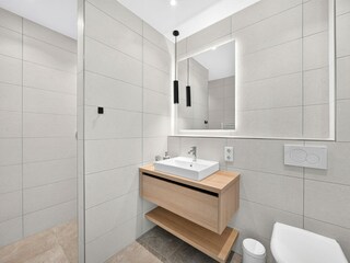 Badezimmer mit ebenerdiger Dusche im Erdgeschoss