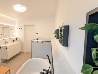 Top modernes Bad mit stilvoller Ausstattung