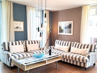 Wohnbereich mit Zugang zur Terrasse