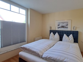 Schlafzimmer I mit Doppelbett und Kleiderschrank