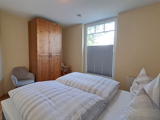 Schlafzimmer I mit Doppelbett und Kleiderschrank