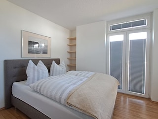 Schlafzimmer II mit Doppelbett und Kleiderschrank