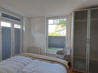 Schlafzimmer II mit Doppelbett und Kleiderschrank