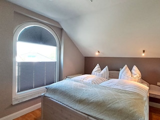 Schlafzimmer I mit Doppelbett und Kleiderschrank