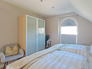 Schlafzimmer I mit Doppelbett und Kleiderschrank