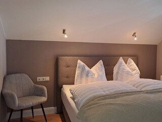 Schlafzimmer II mit Doppelbett und Kleiderschrank