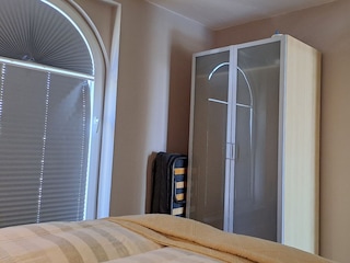 Schlafzimmer II mit Doppelbett und Kleiderschrank
