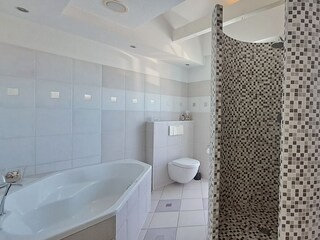 Badezimmer II mit Regenwalddusche, Badewanne & Sauna