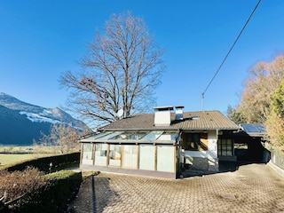 Geräumige Einfahrt, Parkplätze vorhanden