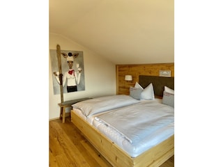 Schlafzimmer mit Echtholzboden