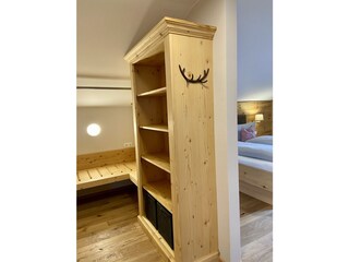 Begehbarer Kleiderschrank mit Kofferablage