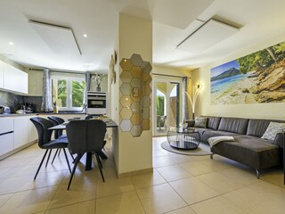 Blick zur Küche und zum Wohnbereich