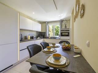 Großzügige und neue Küche mit Sitzgelegenheit