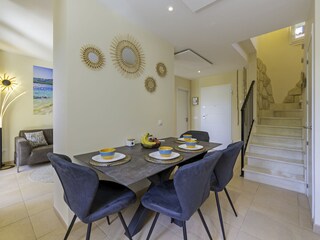 Blick von der Küche zur Treppe