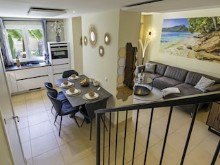 Blick von der Treppe in die Küche und den Wohnbereich