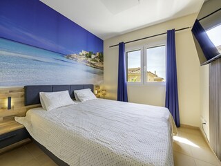 1. Schlafzimmer mit Fernseher im OG