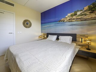 1. Schlafzimmer mit Fernseher im OG