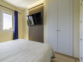 1. Schlafzimmer mit integriertem Kleiderschrank im OG