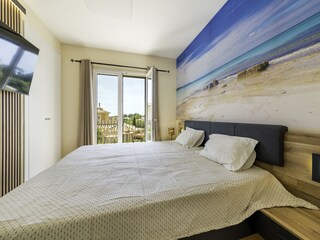 2. Schlafzimmer mit integriertem Kleiderschrank im OG