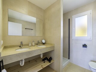 1. großes Badezimmer (en suite) im OG