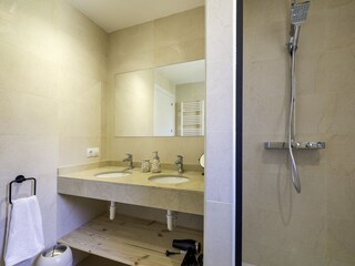 1. großes Badezimmer mit Dusche, Bidet und WC im 1. OG