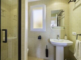 2. Badezimmer mit Dusche und WC im OG