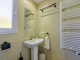 2. Badezimmer mit Dusche und WC im OG