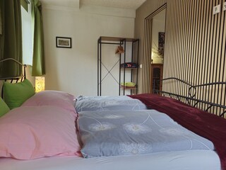 Schlafzimmer 1