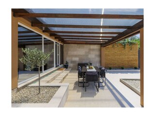 Terrasse mit Esstisch, ideal zum Essen.