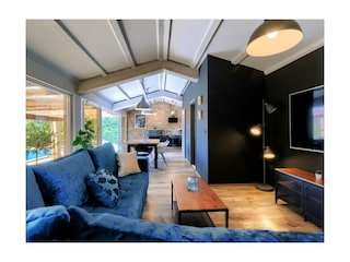 Wohnzimmer mit komfortabler Couch.