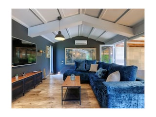 Wohnzimmer mit komfortabler Couch.