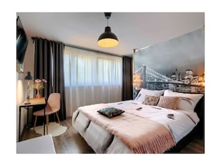 Schönes und komfortables Schlafzimmer.