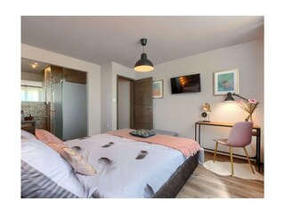 Schönes und komfortables Schlafzimmer.