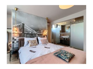 Schönes und komfortables Schlafzimmer.